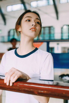 姬小满抹胸开襟开叉裙穿搭